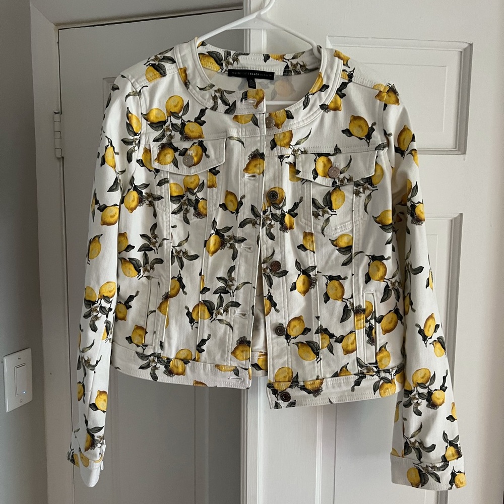 White House Black Market Lemon Print Denim Trucker Jacket 🍋